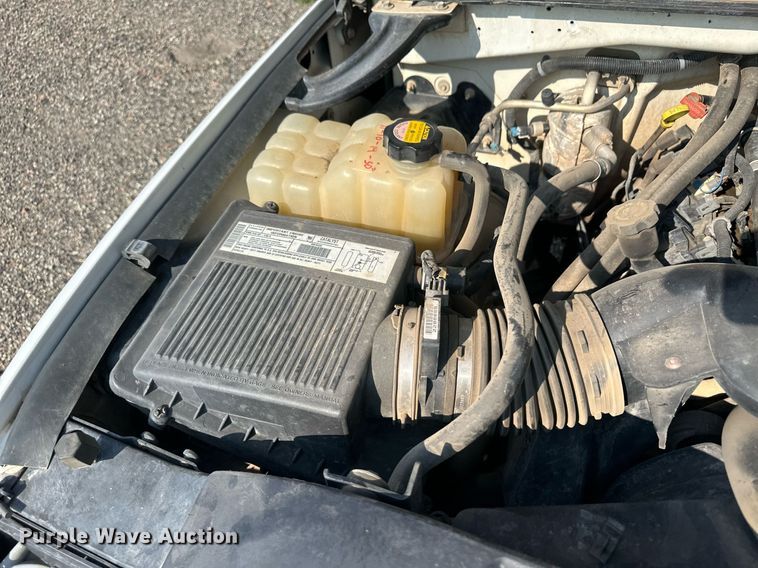 image for item OC9349 2000 Chevrolet Silverado 2500  flatbed pickup truck