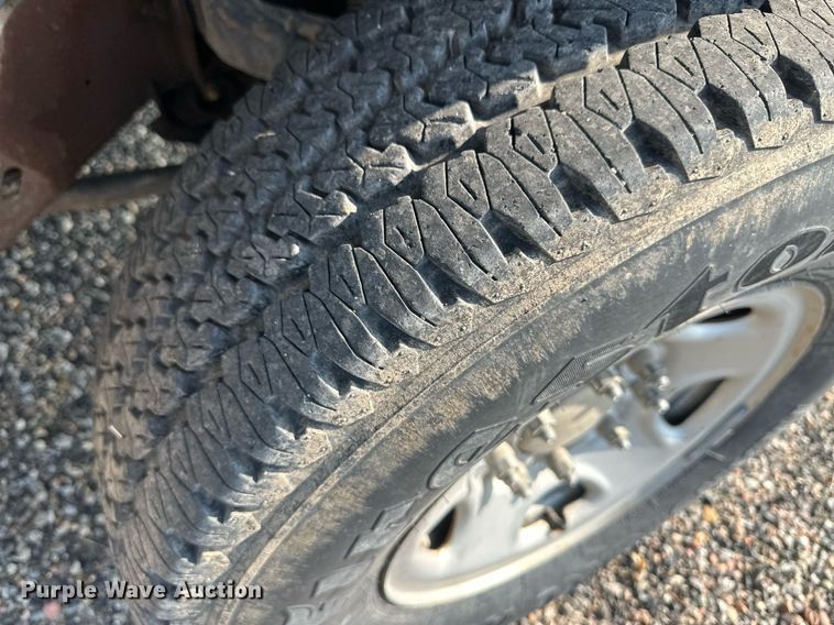 image for item OC9349 2000 Chevrolet Silverado 2500  flatbed pickup truck