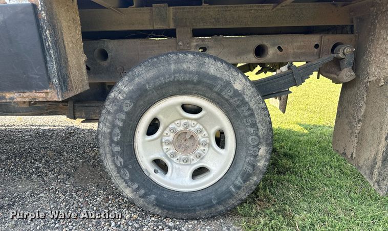 image for item OC9349 2000 Chevrolet Silverado 2500  flatbed pickup truck