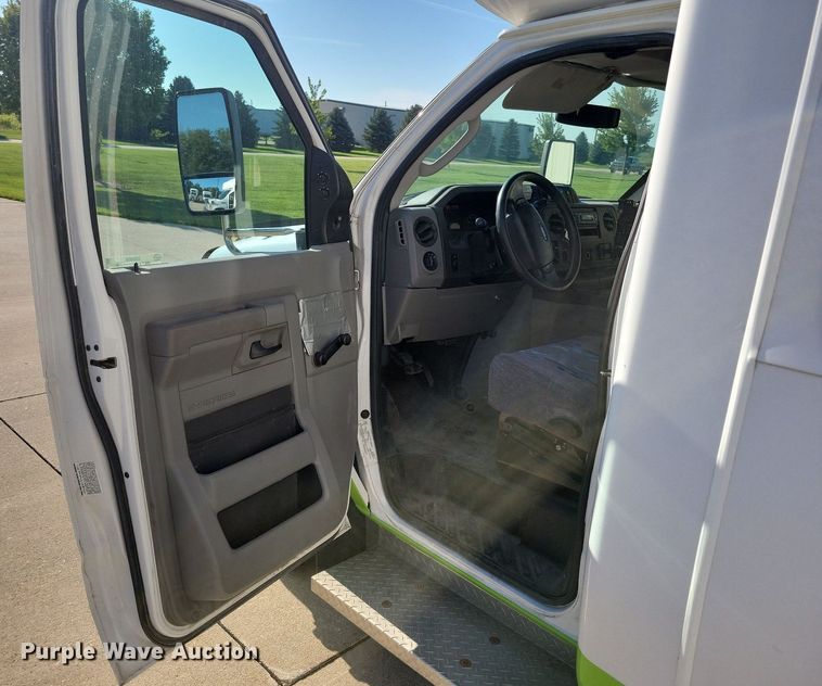 image for item ZA0365 2011 Eldorado Aerotech Ford 240  shuttle bus