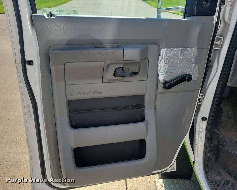 image for item ZA0365 2011 Eldorado Aerotech Ford 240  shuttle bus