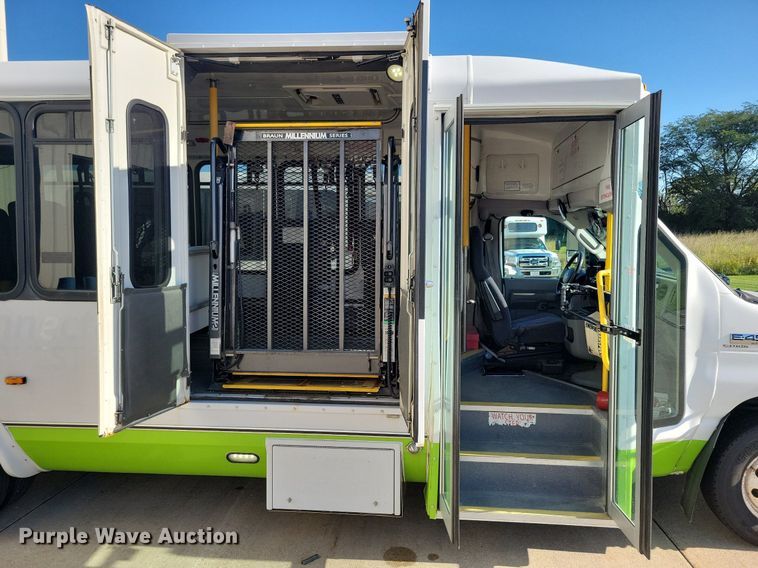 image for item ZA0365 2011 Eldorado Aerotech Ford 240  shuttle bus