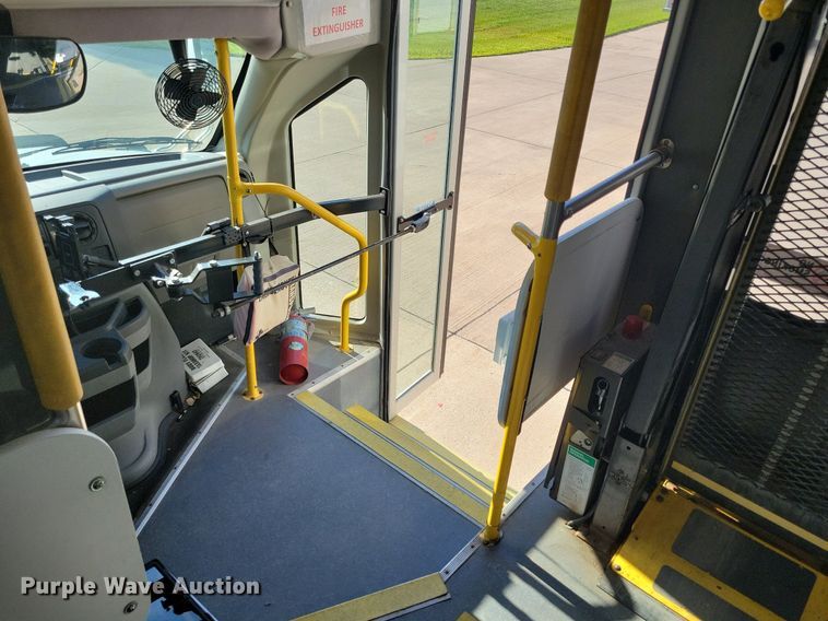 image for item ZA0365 2011 Eldorado Aerotech Ford 240  shuttle bus