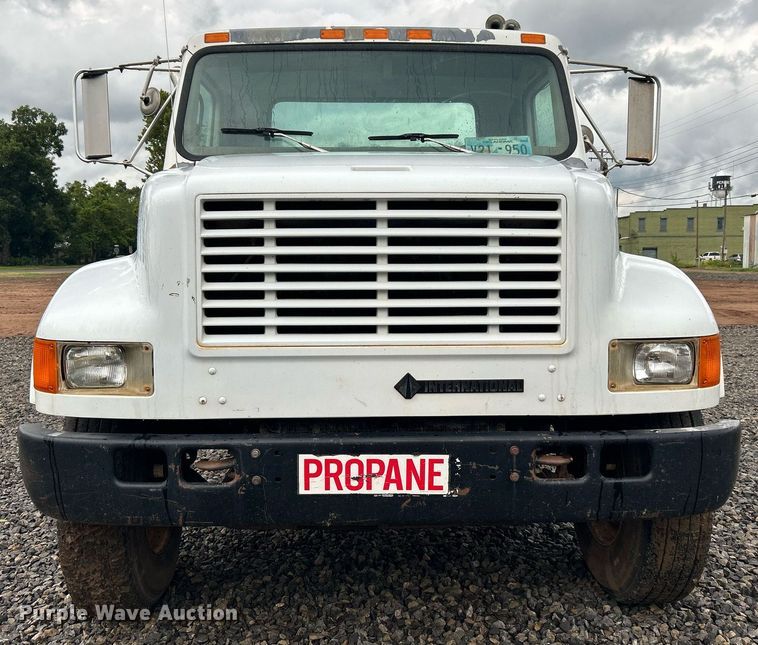 image for item DI7976 1999 International 4900  truck cab and chassis