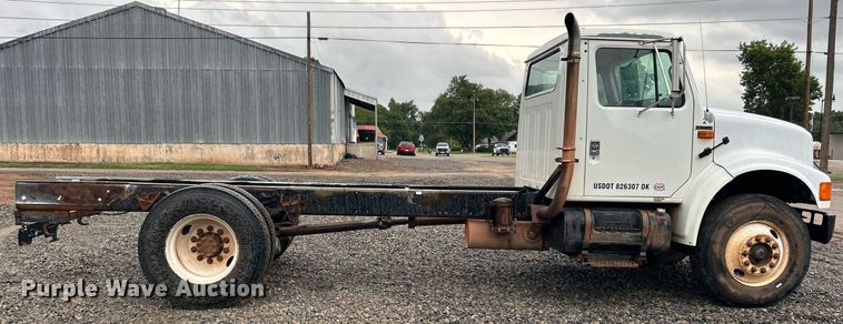 image for item DI7976 1999 International 4900  truck cab and chassis
