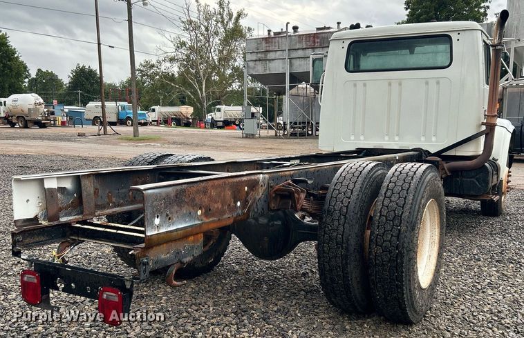 image for item DI7976 1999 International 4900  truck cab and chassis