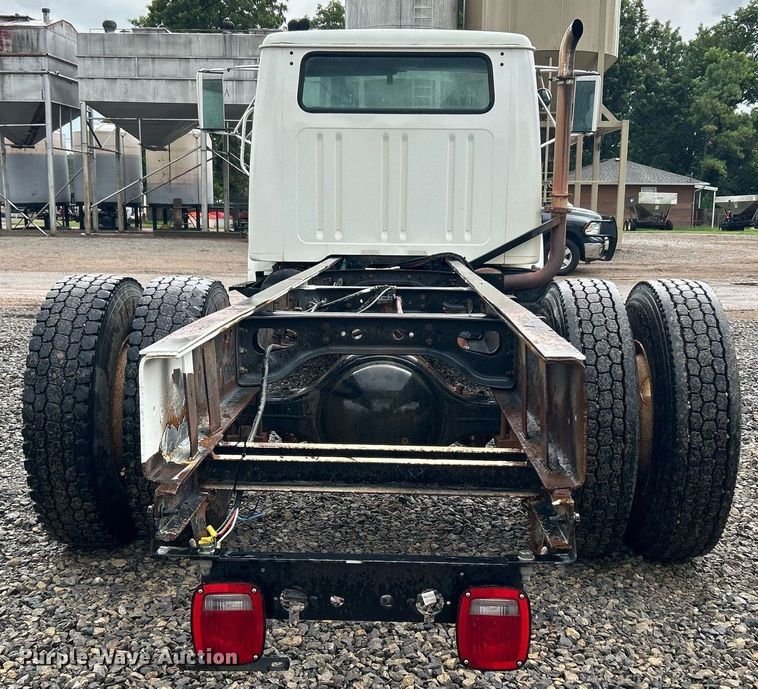 image for item DI7976 1999 International 4900  truck cab and chassis