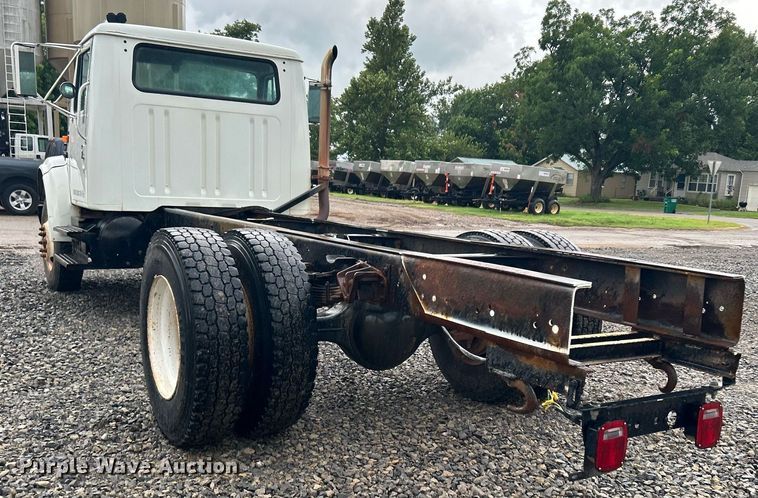 image for item DI7976 1999 International 4900  truck cab and chassis