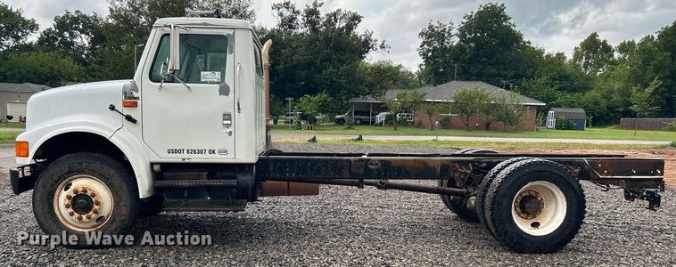 image for item DI7976 1999 International 4900  truck cab and chassis