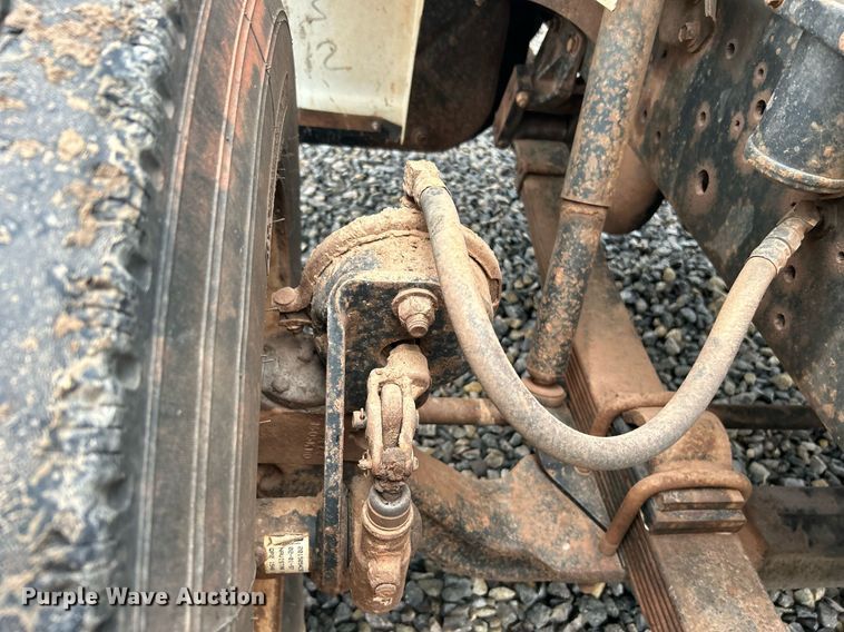 image for item DI7976 1999 International 4900  truck cab and chassis