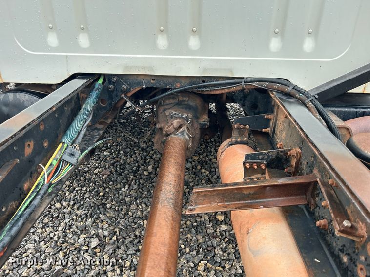 image for item DI7976 1999 International 4900  truck cab and chassis