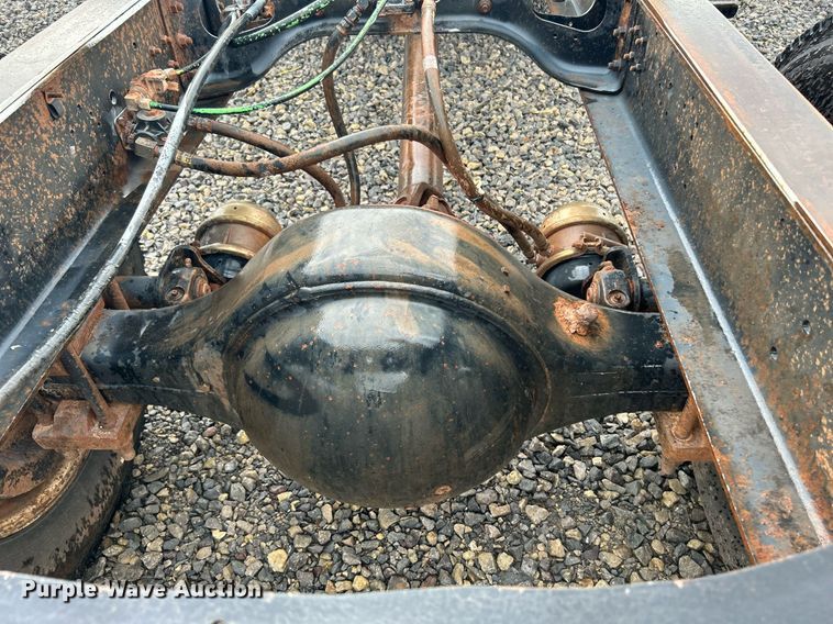 image for item DI7976 1999 International 4900  truck cab and chassis