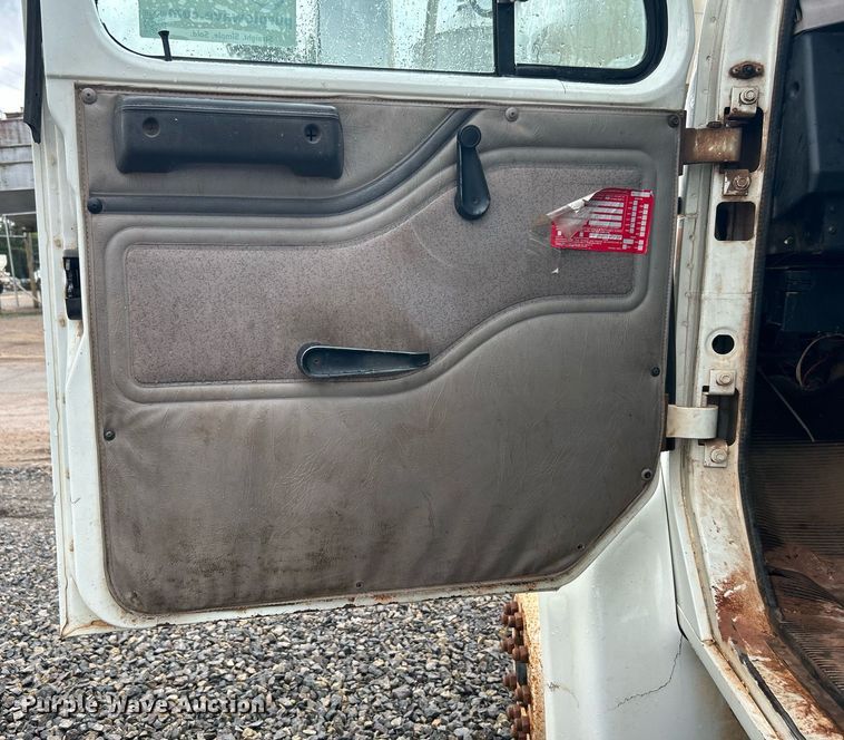 image for item DI7976 1999 International 4900  truck cab and chassis