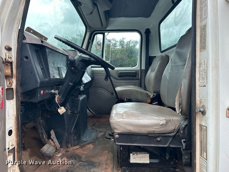 image for item DI7976 1999 International 4900  truck cab and chassis