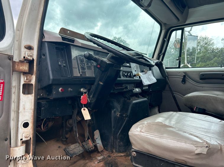 image for item DI7976 1999 International 4900  truck cab and chassis