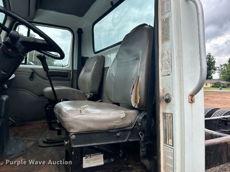 image for item DI7976 1999 International 4900  truck cab and chassis