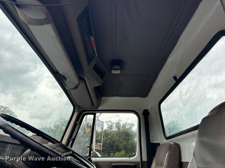 image for item DI7976 1999 International 4900  truck cab and chassis