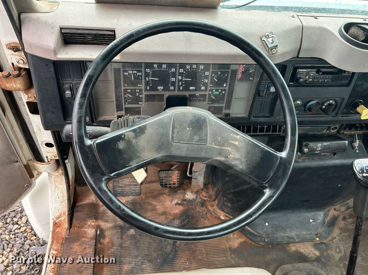 image for item DI7976 1999 International 4900  truck cab and chassis