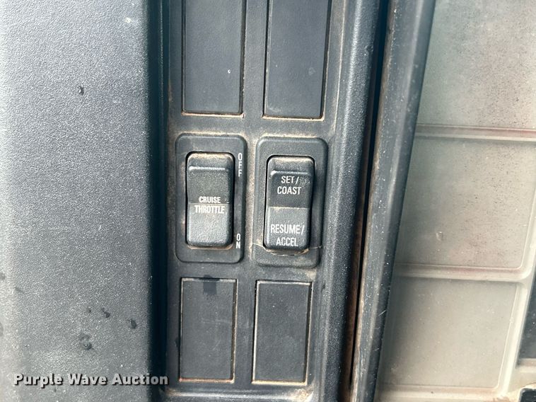 image for item DI7976 1999 International 4900  truck cab and chassis