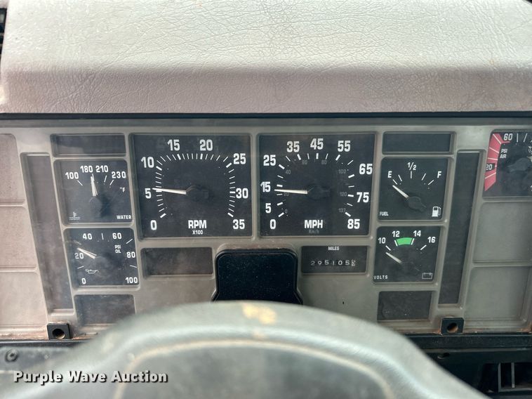 image for item DI7976 1999 International 4900  truck cab and chassis