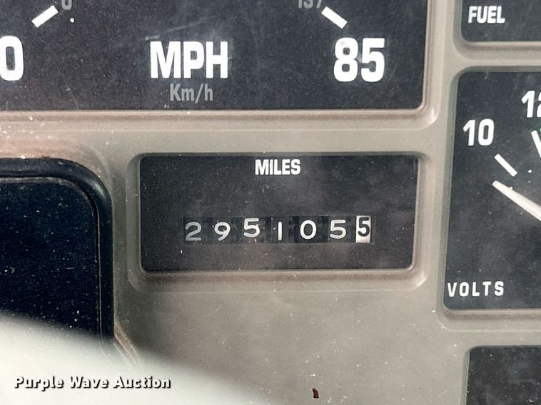 image for item DI7976 1999 International 4900  truck cab and chassis