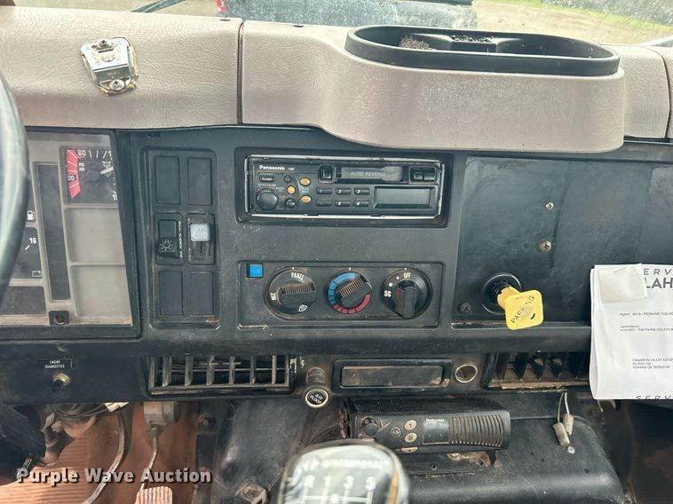 image for item DI7976 1999 International 4900  truck cab and chassis