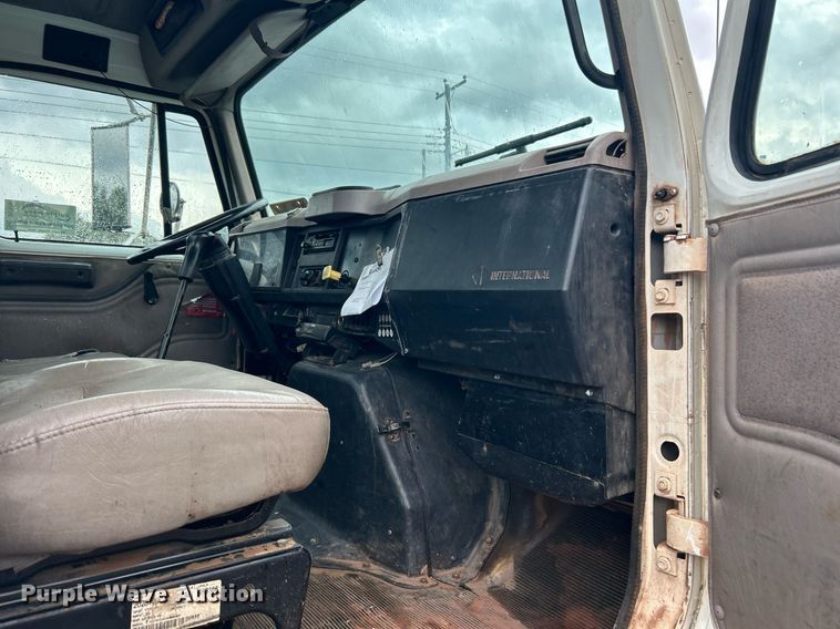 image for item DI7976 1999 International 4900  truck cab and chassis