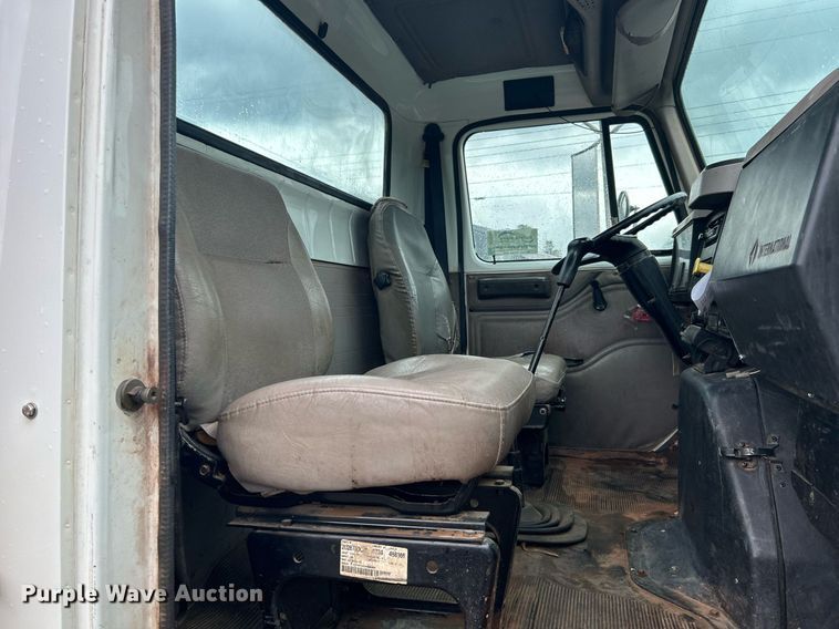 image for item DI7976 1999 International 4900  truck cab and chassis