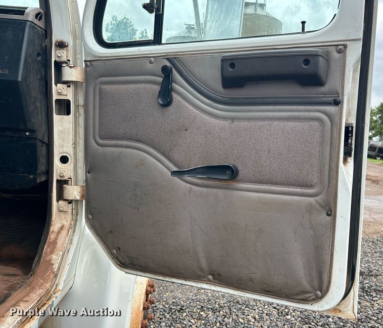 image for item DI7976 1999 International 4900  truck cab and chassis