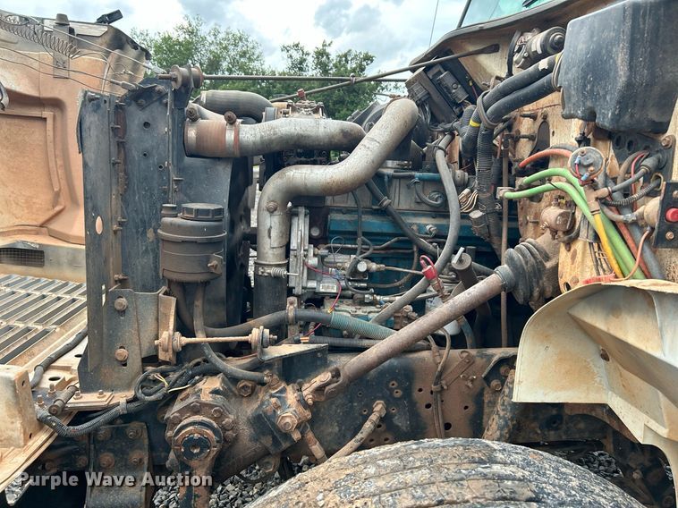 image for item DI7976 1999 International 4900  truck cab and chassis