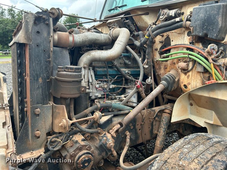 image for item DI7976 1999 International 4900  truck cab and chassis