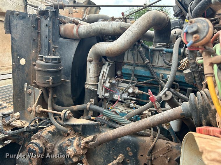 image for item DI7976 1999 International 4900  truck cab and chassis