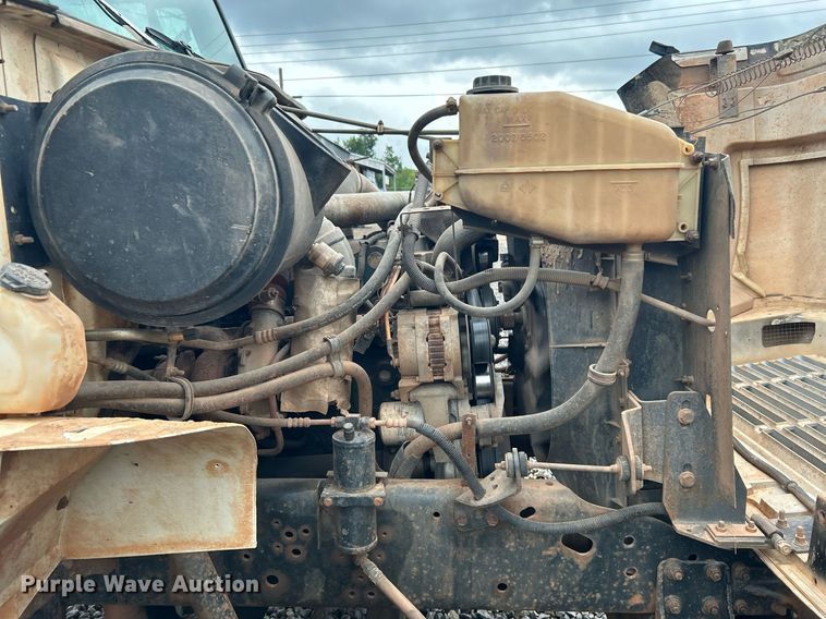 image for item DI7976 1999 International 4900  truck cab and chassis