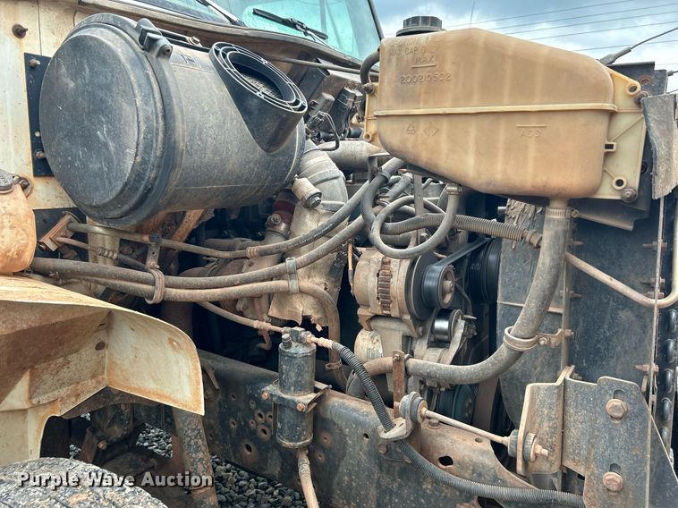 image for item DI7976 1999 International 4900  truck cab and chassis