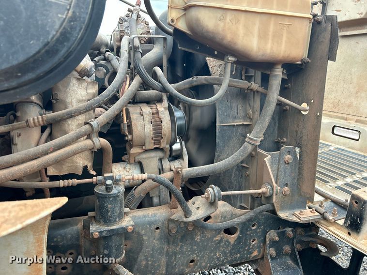 image for item DI7976 1999 International 4900  truck cab and chassis