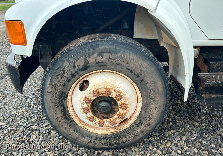 image for item DI7976 1999 International 4900  truck cab and chassis