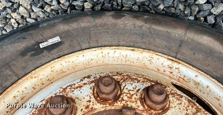 image for item DI7976 1999 International 4900  truck cab and chassis