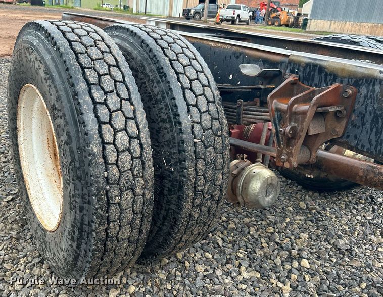 image for item DI7976 1999 International 4900  truck cab and chassis