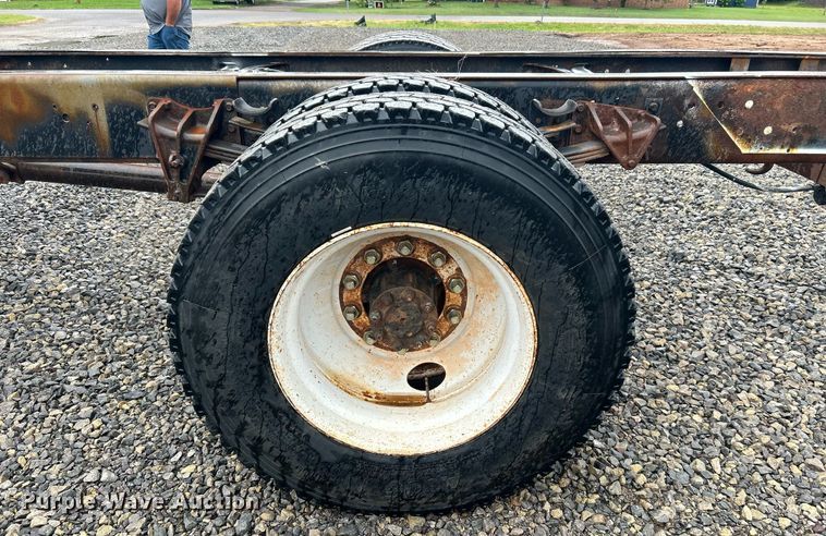 image for item DI7976 1999 International 4900  truck cab and chassis