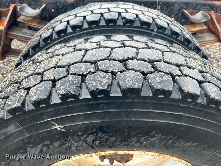 image for item DI7976 1999 International 4900  truck cab and chassis