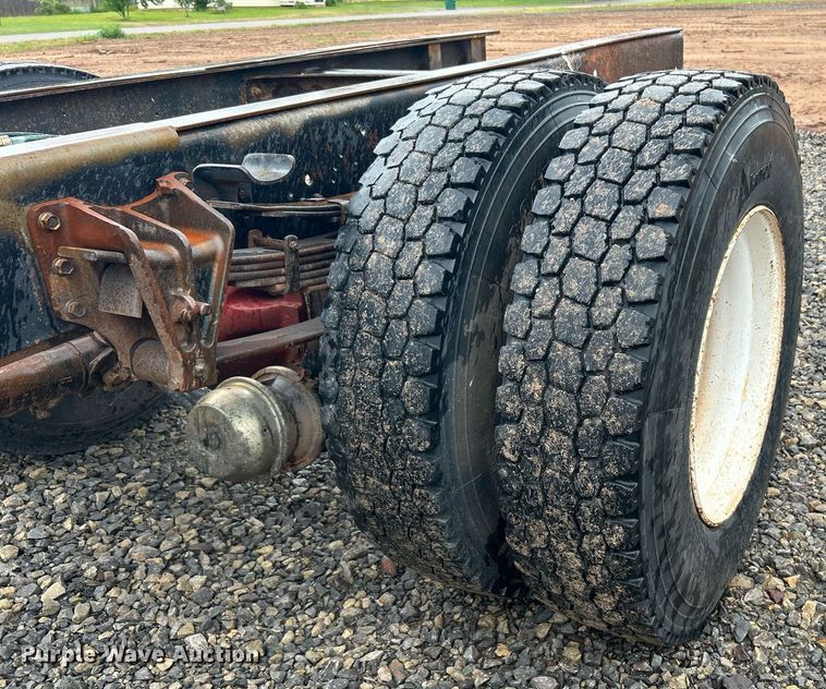 image for item DI7976 1999 International 4900  truck cab and chassis