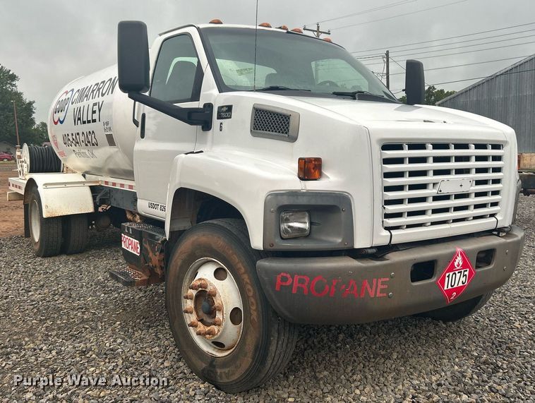 image for item DI7977 2003 Chevrolet C7500  propane delivery truck
