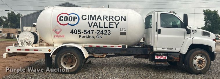 image for item DI7977 2003 Chevrolet C7500  propane delivery truck