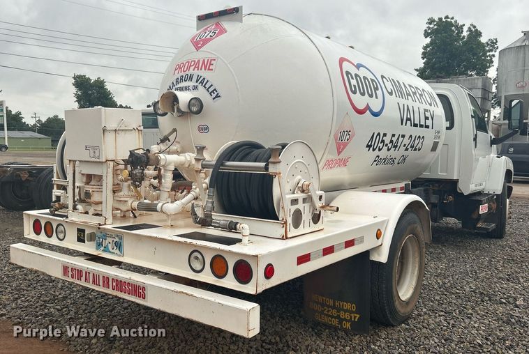 image for item DI7977 2003 Chevrolet C7500  propane delivery truck