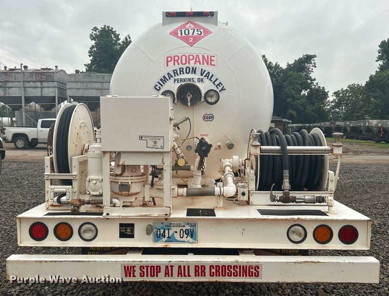 image for item DI7977 2003 Chevrolet C7500  propane delivery truck