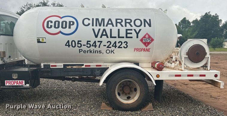 image for item DI7977 2003 Chevrolet C7500  propane delivery truck