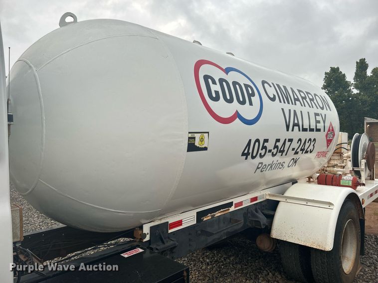 image for item DI7977 2003 Chevrolet C7500  propane delivery truck