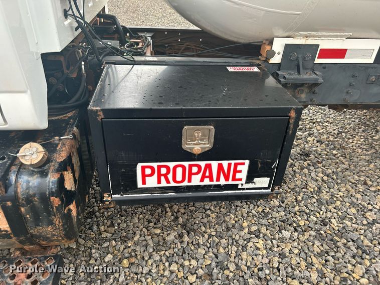 image for item DI7977 2003 Chevrolet C7500  propane delivery truck
