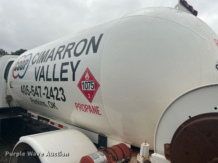 image for item DI7977 2003 Chevrolet C7500  propane delivery truck