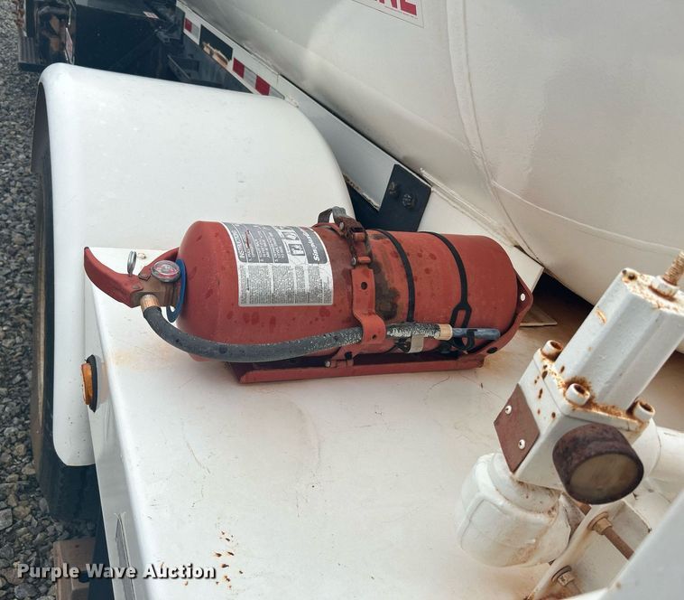 image for item DI7977 2003 Chevrolet C7500  propane delivery truck